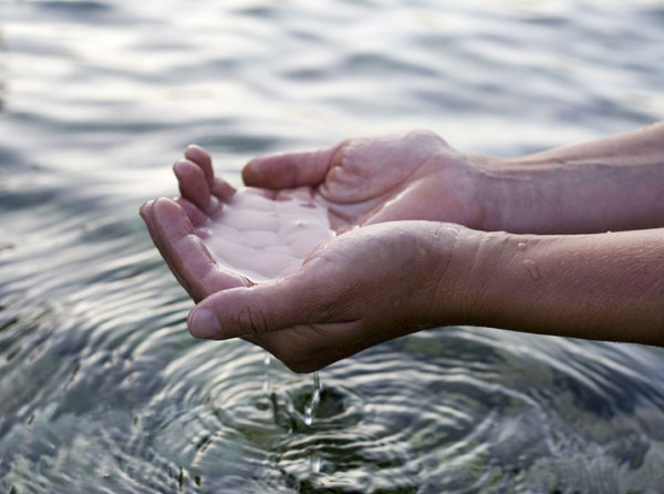 hands_hold_water